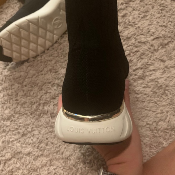 Louis Vuitton Black and White Sneakers Sleek Design - Picture 3 of 7